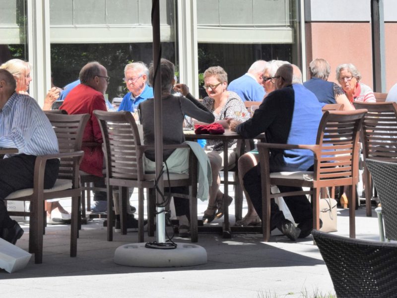 Terras Bezoekers Large